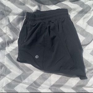 BLACK LULULEMON HOTTIE SHORT